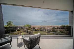 een groot raam met uitzicht op het strand bij Residence Diana in Bibione