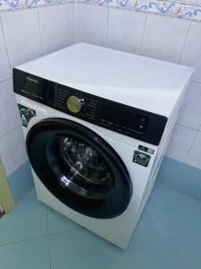 - Lavadora blanca en el baño en City Center, en Durrës
