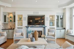 Χώρος καθιστικού στο Lakeside Villa