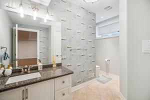 Ένα μπάνιο στο Lakeside Villa +56 φωτογραφίες