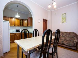 モスクワにあるApartLux Tverskaya-Yamskayaのキッチン、ダイニングルーム(テーブル、椅子付)