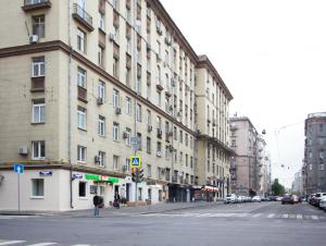 モスクワにあるApartLux Tverskaya-Yamskayaの信号のある街路の建物