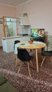 una sala da pranzo con tavolo e sedie di Amanecer en la Ciudad del vino,en pleno corazón de Mendoza a Mendoza