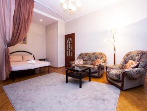 モスクワにあるApartLux Tverskaya-Yamskayaのリビングルーム(椅子2脚、ベッド1台付)