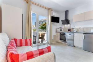a living room with a couch and a kitchen at Studio Fantastico 1 in Puerto de la Cruz
