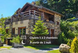 布齐耶比利牛斯2000Chalets Collection Greniers D'Alpages - Les Chalets Secrets的一座石头房子,前面有标志