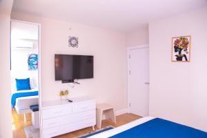 A television and/or entertainment centre at DOWNTOWN Centre in Batumi Aparthotel Orbi City N1