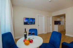 A television and/or entertainment centre at DOWNTOWN Centre in Batumi Aparthotel Orbi City N1