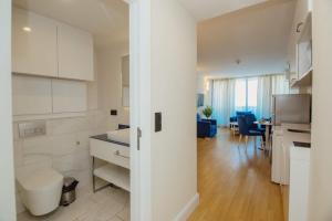 A television and/or entertainment centre at DOWNTOWN Centre in Batumi Aparthotel Orbi City N1