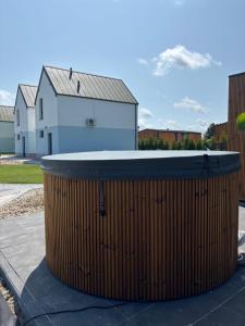 ein großes Gebäude mit einem großen Tank auf einem Bürgersteig in der Unterkunft Siedlisko na wydmach, sauna,podgrzewane jacuzzi,domki klimatyzowane,starlink internet,parking in Łeba