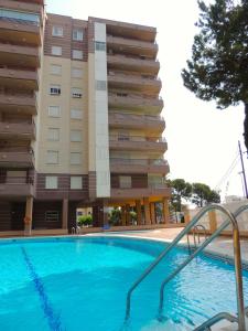 una piscina frente a un edificio en Tropicana, en Benicàssim