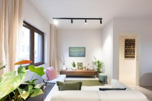 カッシーノにあるFlosのリビングルーム(白いソファ、植物付)