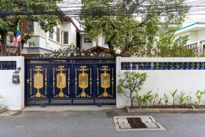 a blue and gold gate in front of a house at 110 House 4Bedroom in Ban Zong Katiam +6 photos