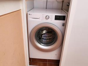 eine Waschmaschine und ein Trockner in einem kleinen Raum in der Unterkunft Casa a 200m de la playa en San Juan de los Terreros - ES-376-12 in Pulpí