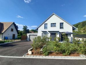 ein weißes Haus mit Auffahrt in der Unterkunft Maison neuve 4 chambres à Soulzbach - FR-1-744-46 in Soultzbach-les-Bains