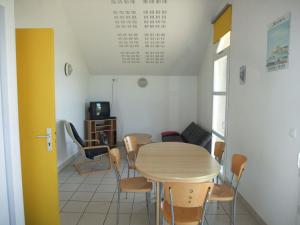 TV a/nebo společenská místnost v ubytování Pavillon confortable dans la Vallée de l'Ognon - FR-1-583-413