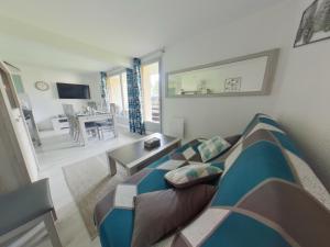 ein Zimmer mit Couch und Wohnzimmer in der Unterkunft Appartement 2 chambres avec balcon près des pistes aux Rousses - FR-1-834-2 in Les Rousses