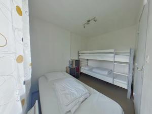Kleines Zimmer mit 2 Betten und weißer Bettwäsche in der Unterkunft Appartement 2 chambres avec balcon près des pistes aux Rousses - FR-1-834-2 in Les Rousses