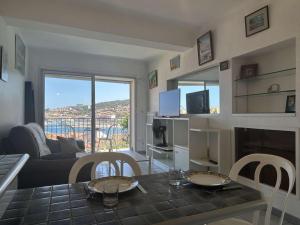 un soggiorno con tavolo, sedie e divano di Maison Méditerranéenne 2 Pers avec Garage - FR-1-225C-178 a Banyuls-sur-Mer