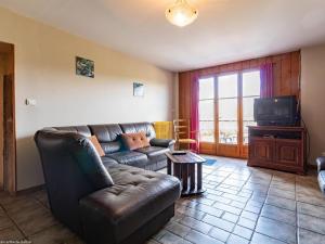 TV a/nebo společenská místnost v ubytování Grande maison rénovée avec WIFI, idéale pour familles - FR-1-583-406