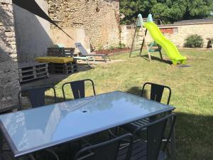 Herní místnost nebo prostor pro děti v ubytování Gîte rénové XVIIIème siècle, animaux acceptés, jardin clôturé - FR-1-583-452