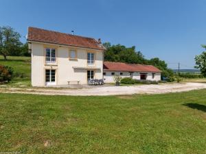 an image of a house with a yard at Gîte du Pêcheur isolé avec grande capacité près de la Saône - FR-1-583-451 in Jussey