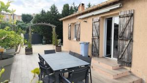 a patio with a table and chairs on a patio at Le Frais Jus in Fréjus +11 photos