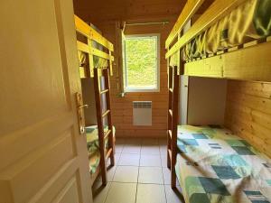ein Zimmer mit zwei Etagenbetten und einem Fenster in der Unterkunft Chalet Campanules 37 - Nature, Randonnée & Famille - FR-1-583-471 in Mélisey + 14 Fotos