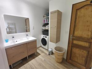a bathroom with a sink and a washing machine at Le Frais Jus in Fréjus