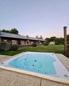シエラ・デ・ラ・ベンターナにあるHotel Rio Sauceの家の前の大型スイミングプール