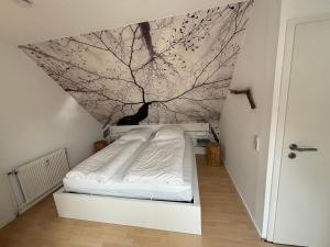 ボルクムにあるFerienwohnung Strandflohの壁に木の壁が施されたベッドルーム