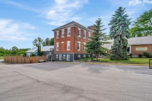 BloomfieldThe Bloomfield Inn的砖楼前的一个空停车位