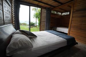 Una cama o camas en una habitación de Cabañas de la loma 37 fotos más