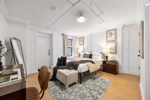 Katil atau katil-katil dalam bilik di Brownstone 2 Bed with Private Backyard near Subway +9 gambar