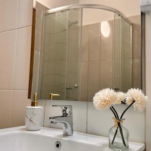 Et badeværelse på Hello Holiday Apartman + 9 billeder