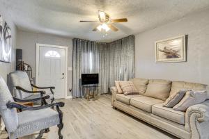 Μια τηλεόραση ή/και κέντρο ψυχαγωγίας στο Eastside OKC Hideaway Yard, 1 Mi to State Capitol