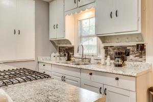 Η κουζίνα ή μικρή κουζίνα στο Eastside OKC Hideaway Yard, 1 Mi to State Capitol