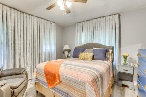 Ένα ή περισσότερα κρεβάτια σε δωμάτιο στο Eastside OKC Hideaway Yard, 1 Mi to State Capitol