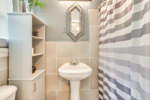 Ένα μπάνιο στο Eastside OKC Hideaway Yard, 1 Mi to State Capitol +18 φωτογραφίες