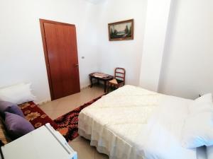 Postel nebo postele na pokoji v ubytování Vila Karagjozi