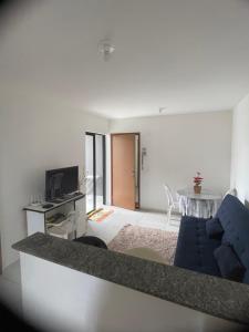 ein Wohnzimmer mit Sofa und Tisch in der Unterkunft Apartamento Completo Mobiliado in Caruaru + 4 Fotos