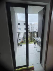 Zimmer mit Fenster und Blick auf einen Balkon in der Unterkunft Apartamento Completo Mobiliado in Caruaru