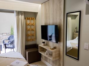 a living room with a tv and a bedroom at Joy Tower by FMA Coliving in Salta