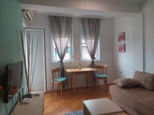 Χώρος καθιστικού στο Sunny Lakeside Apartment