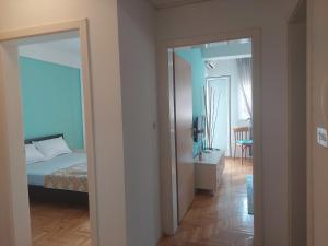 Ένα ή περισσότερα κρεβάτια σε δωμάτιο στο Sunny Lakeside Apartment