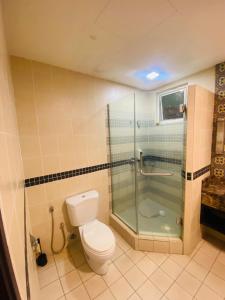 un bagno con wc e doccia in vetro di Seri Bukit Ceylon Dreamy Destiny luxe Suites a Kuala Lumpur