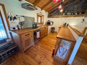 Η κουζίνα ή μικρή κουζίνα στο Chalet Confort 4 Ch, 3 SDB, Proche 3 Vallées, Wifi Gratuit - FR-1-452-58 +10 φωτογραφίες