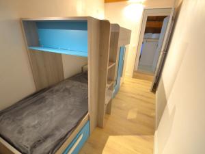 una habitación con una litera en una habitación en Charmant appartement 3 pièces avec parking et wifi à Saint-Martin-de-Belleville - FR-1-452-351, en Saint-Martin-de-Belleville