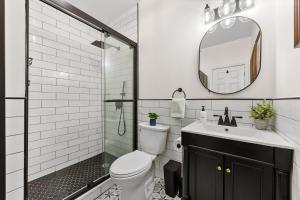 Koupelna v ubytování 3BR Harlem Stay with Washer with Dryer