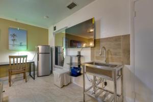 una cocina con fregadero y refrigerador en Fort Lauderdale Studio Near Beaches and Downtown, en Fort Lauderdale